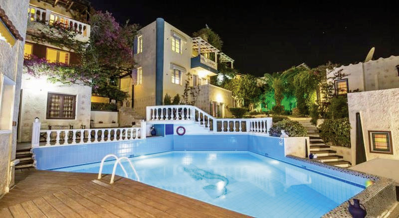 Art Hotel Korifi Suites