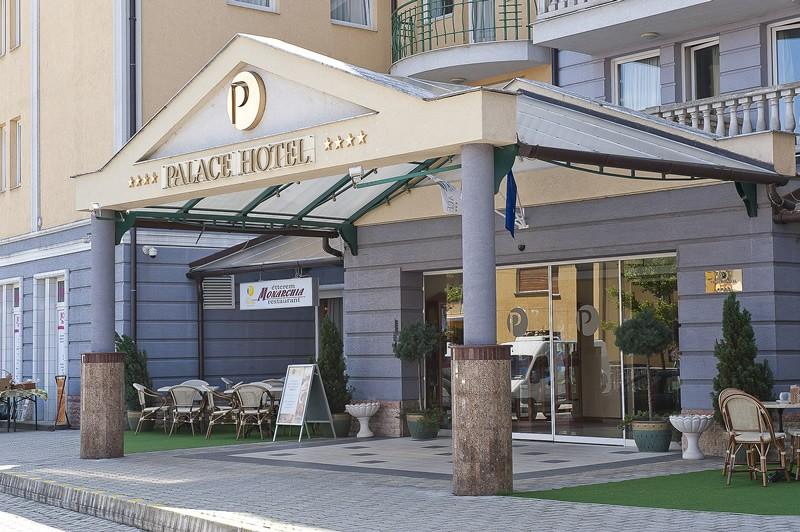 Hotel Palace**** se vstupem do hevízského jezera