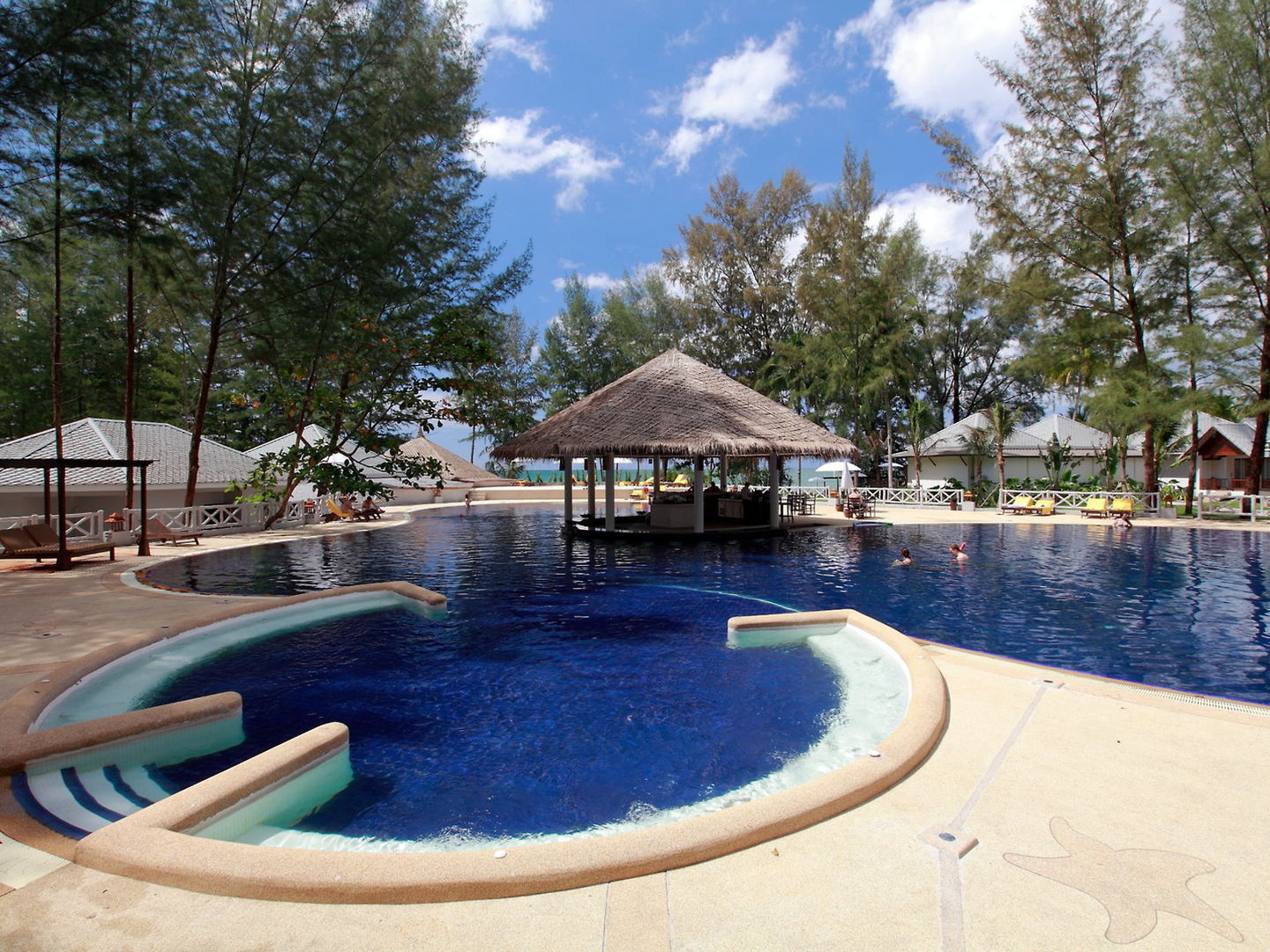 Khao Lak Beachfront Resort - 