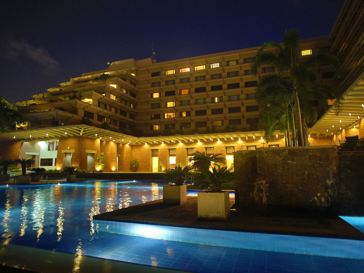 Cinnamon Lake side Hotel