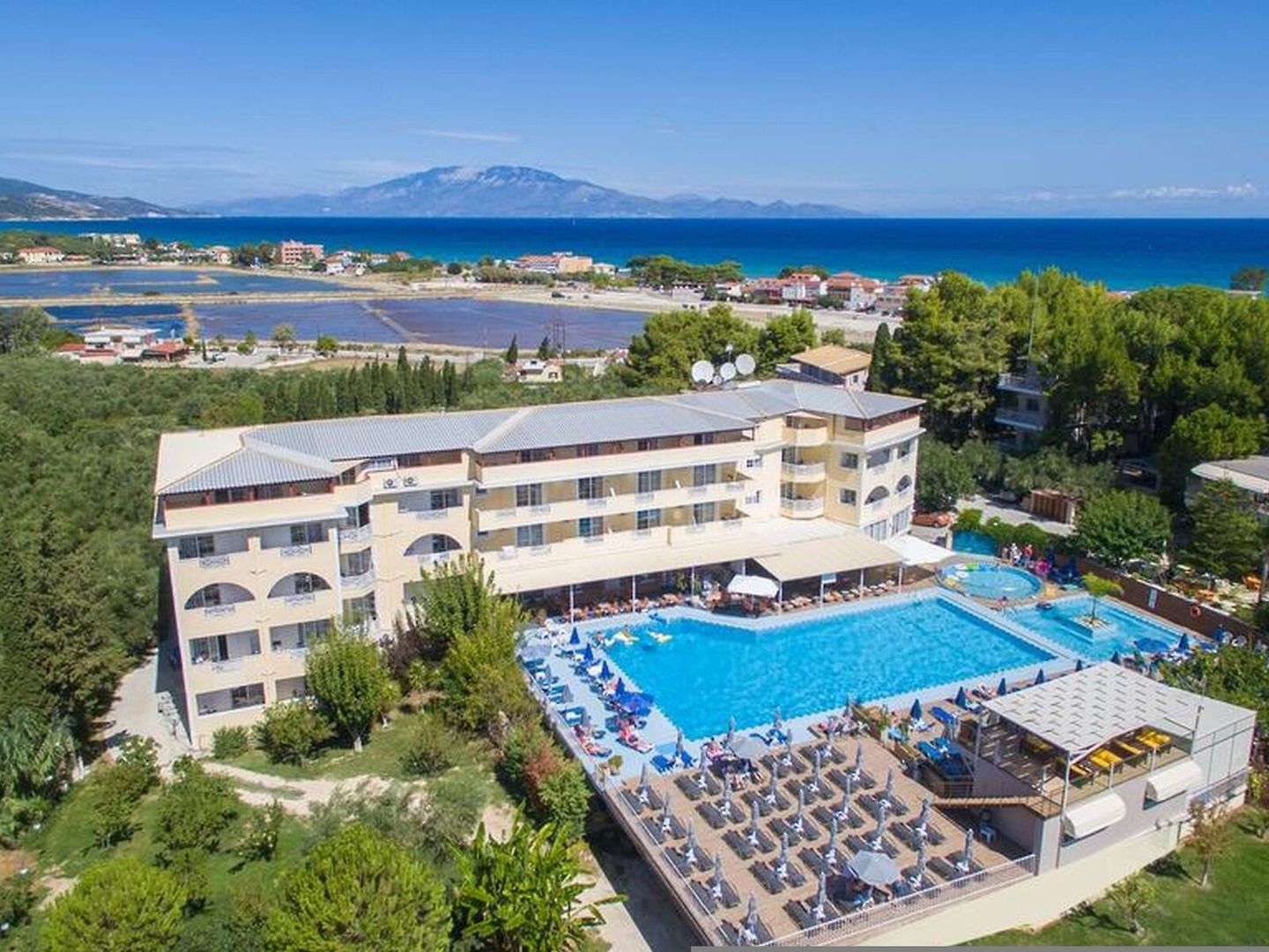 Koukounaria Hotel & Suites