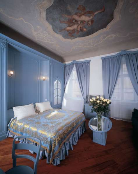 The Iron Gate Hotel & Suites