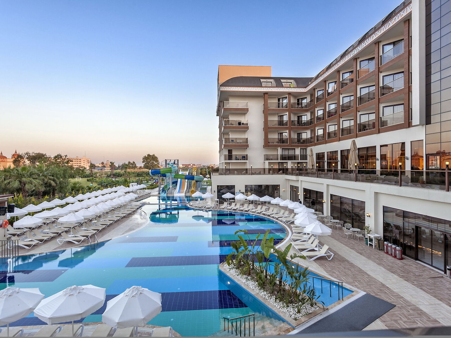 Glamour Resort & Spa