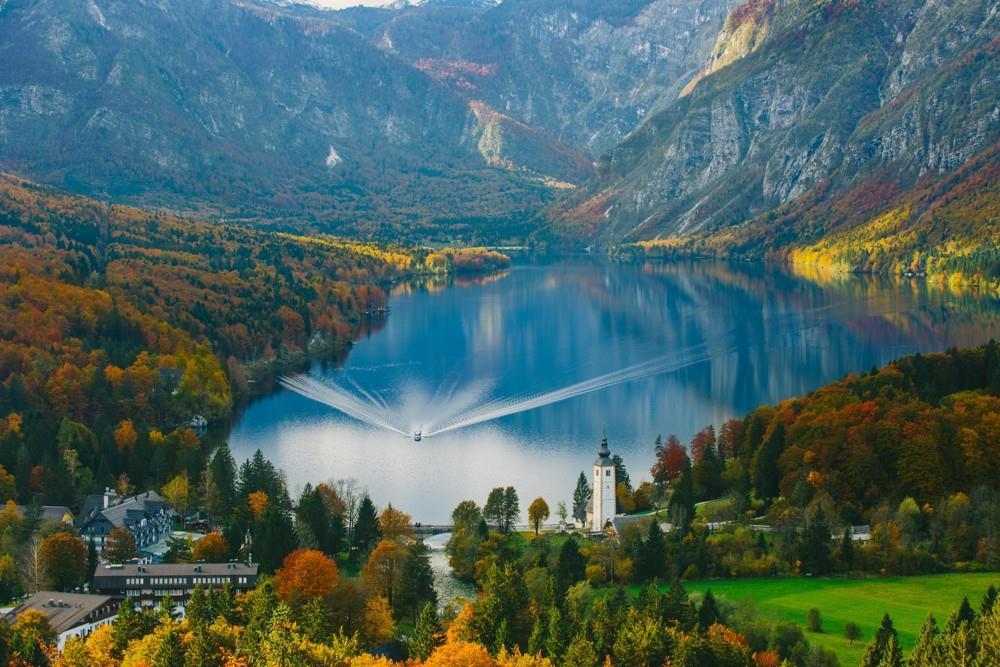 Jednodenní výlet k jezeru Bohinj s návštěvou vodopádu Savica