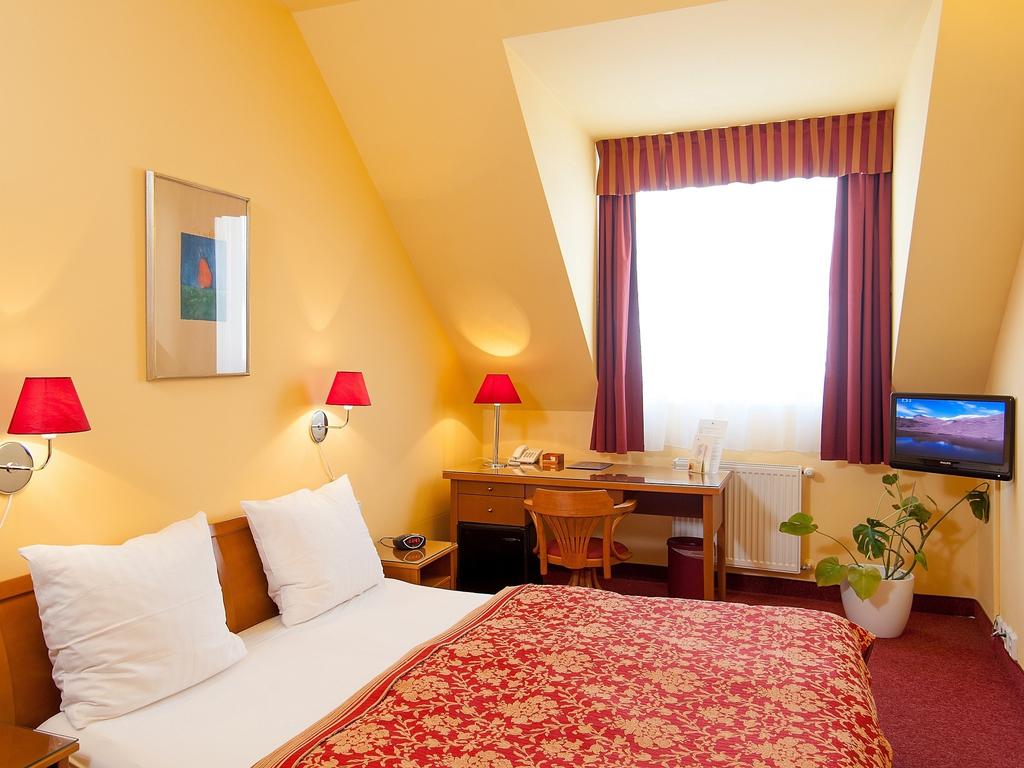 Cloister Inn Hotel 