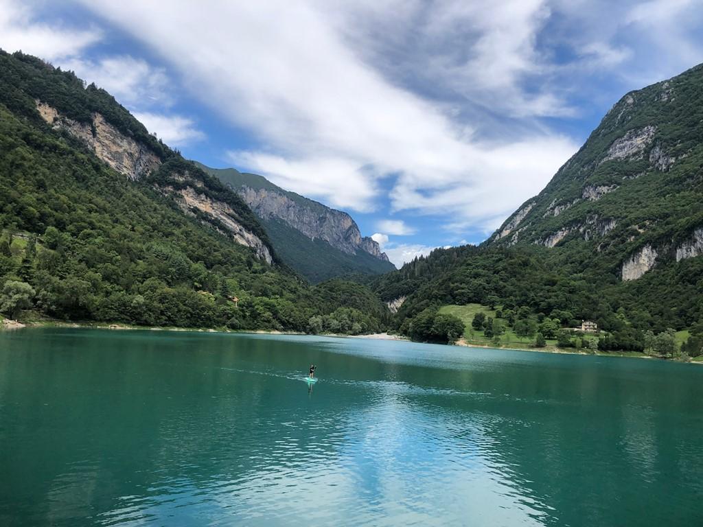 Léto u alpského jezera Lago di Garda