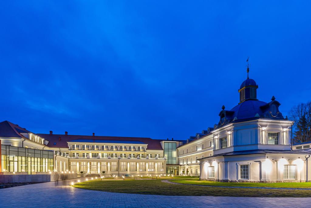 Royal Palace: Royal Zlatá linie 7 nocí