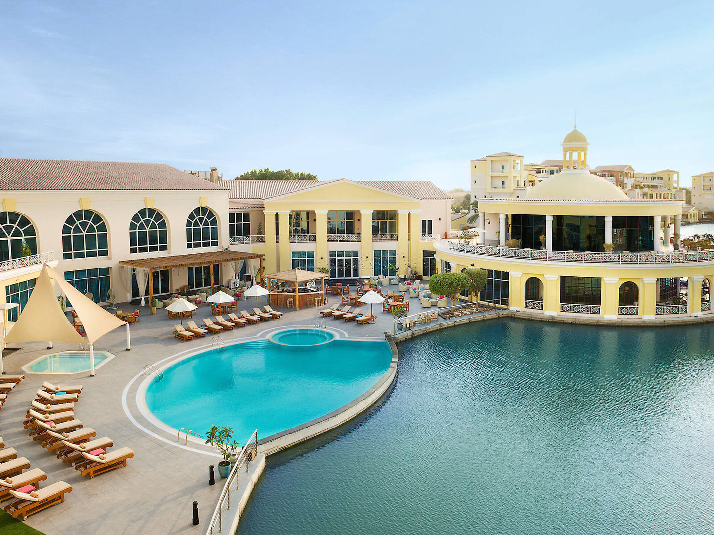 Hotel Courtyard Green Community