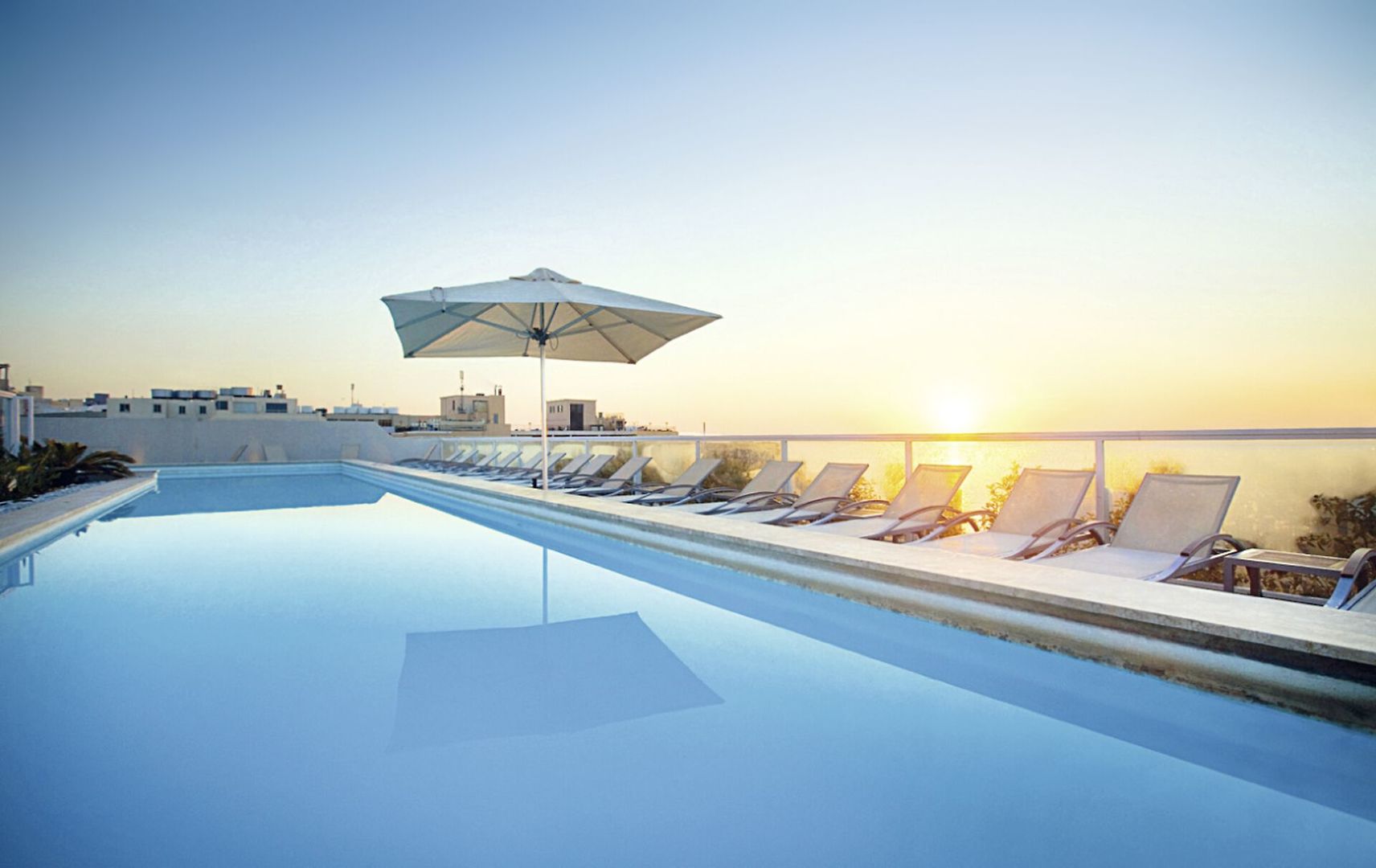 The George Urban Boutique Hotel 