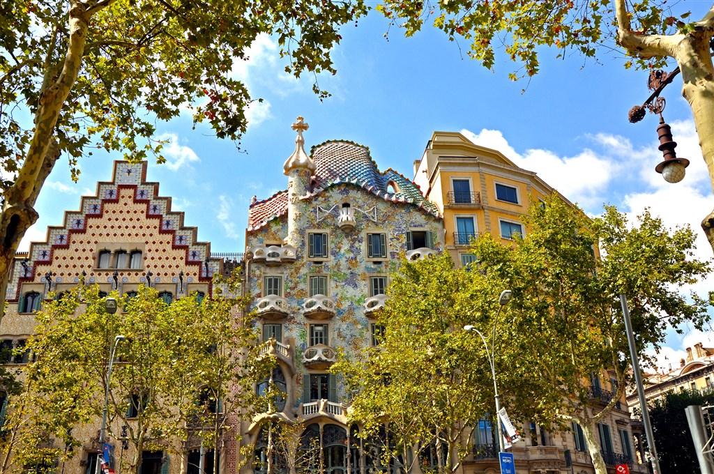 Barcelona Sagrada Família, Park Güell, Montserrat, Sklepy Codorniu Či Freixenet, Girona