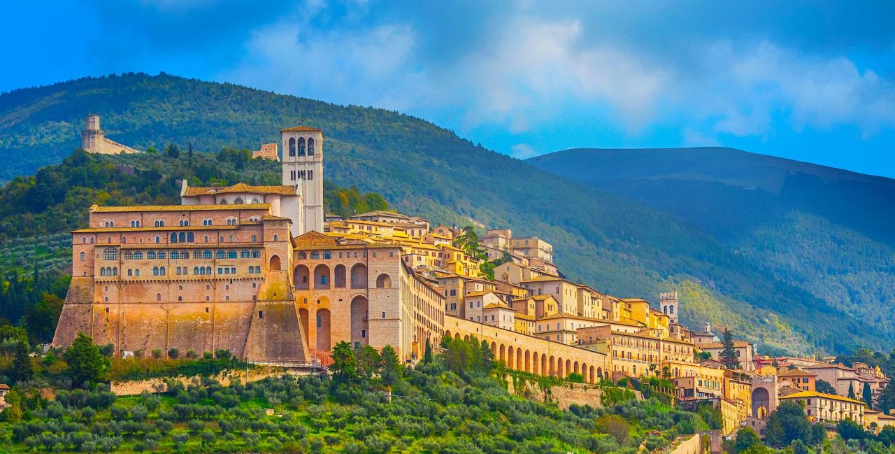 Středověká Umbrie a Adriatická riviéra, 2026, letecky