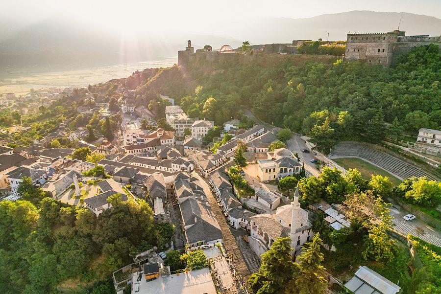 Velký okruh Albánií + Starobylé Město Gjirokastra + Moře (letecky z Prahy)